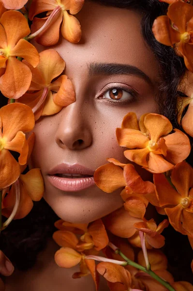 Retrato Una Encantadora Mujer Ojos Marrones Entre Flores Naranjas Que — Foto de Stock