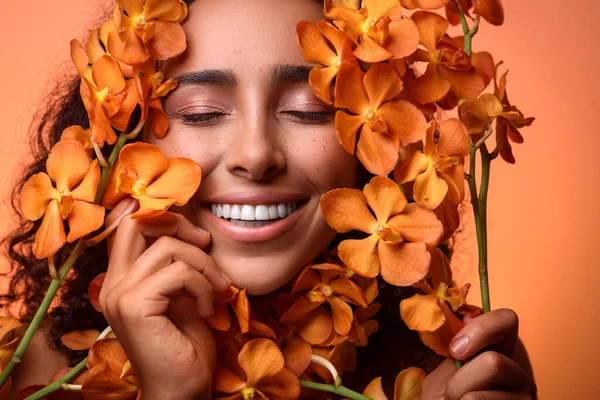 Una Dama Sonriente Con Flores Anaranjadas Cerca Cara Fondo Aislado — Foto de Stock