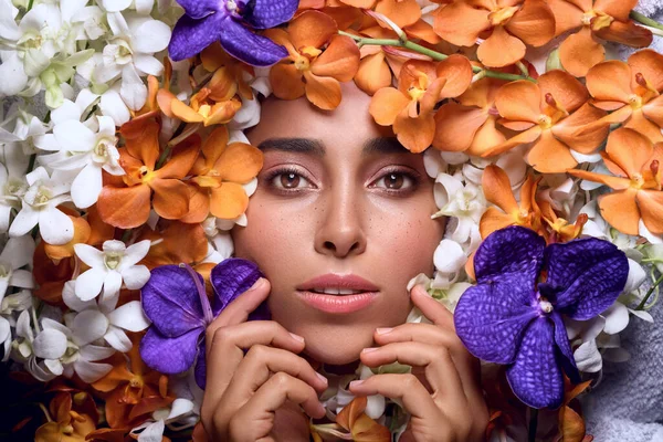 Güzel Genç Bayanın Şık Moda Fotoğrafı Yaz Çiçekleri Etkinlikler Arasında — Stok fotoğraf