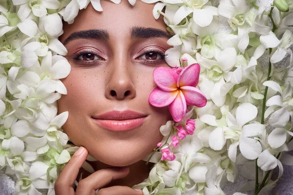 Retrato Una Niña Sonriente Acostada Entre Muchas Flores Blancas — Foto de Stock