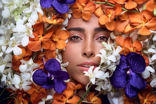 Retrato Belleza Hermosa Mujer Con Labios Sensuales Acostada Entre Flores — Foto de Stock
