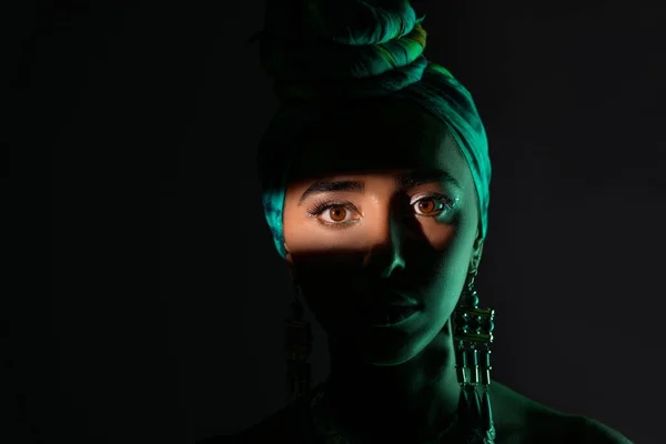 Porträtt Orientalisk Flicka Med Vackra Bruna Ögon Halsduk Huvudet Och — Stockfoto