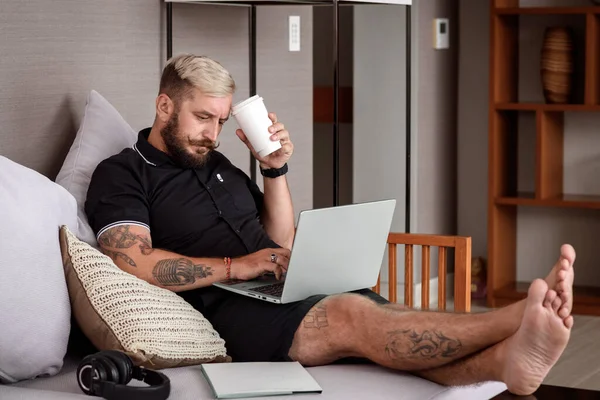 Bonito Empresário Está Fazendo Anotações Segurando Xícara Papel Café Enquanto — Fotografia de Stock
