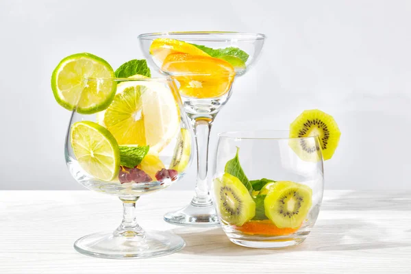 Trois Verres Pour Des Cocktails Aux Fruits Baies Sans Liquide — Photo