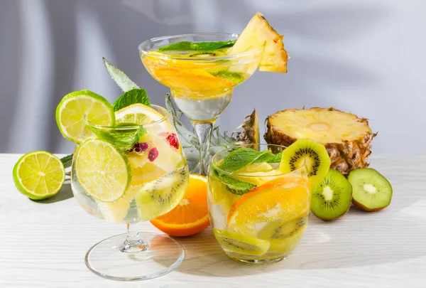 Tre Cocktail Diversi Con Frutta Tavolo Legno Chiaro — Foto Stock