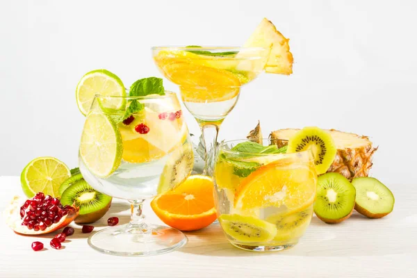 Tre Cocktail Diversi Con Frutta Tavolo Legno Chiaro — Foto Stock