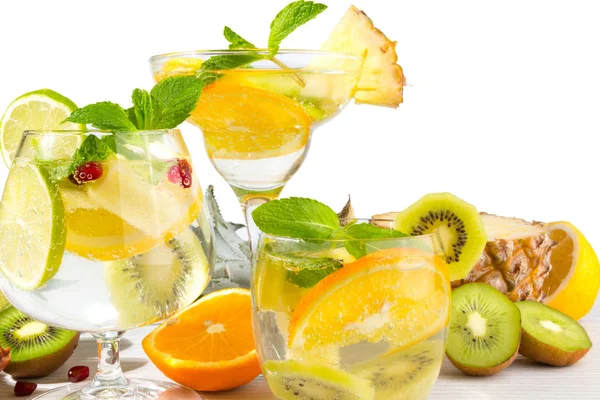 Cocktail Frutta Con Frutta Sfondo Bianco Isolato — Foto Stock