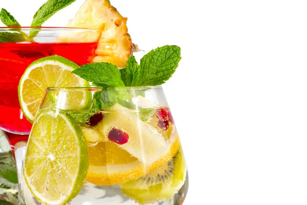 Fruchtcocktails Nahaufnahme Auf Weißem Isolierten Hintergrund — Stockfoto