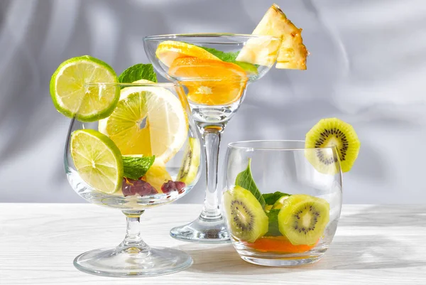 Trois Verres Pour Des Cocktails Aux Fruits Baies Sans Liquide — Photo