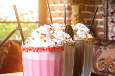 Bir kafede bir masada dört farklı milkshakes