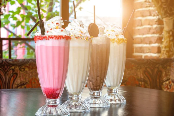 Bir kafede bir masada dört farklı milkshakes