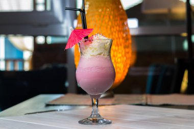 Milk shake bir kafede masada duruyor