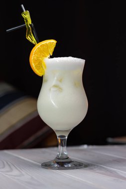 Bir kafede bir dilim limonlu alkollü kokteyl masada