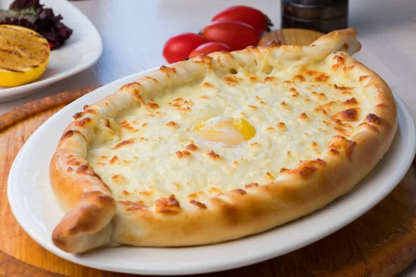 Khachapuri Hachapuri Com Ovo Queijo Ajarian Pão Tradicional — Fotografia de Stock