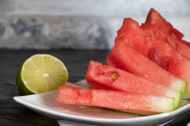 Beyaz tabakta karpuz dilimleri