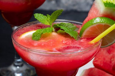 Nane, buz ve kireç ile karpuz yüzlü. Close