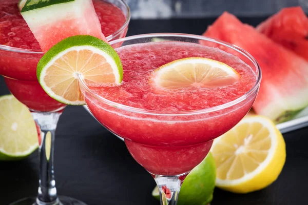 Två Vattenmelon Smoothies Med Skivor Vattenmelon Citron Och Lime Närbild — Stockfoto