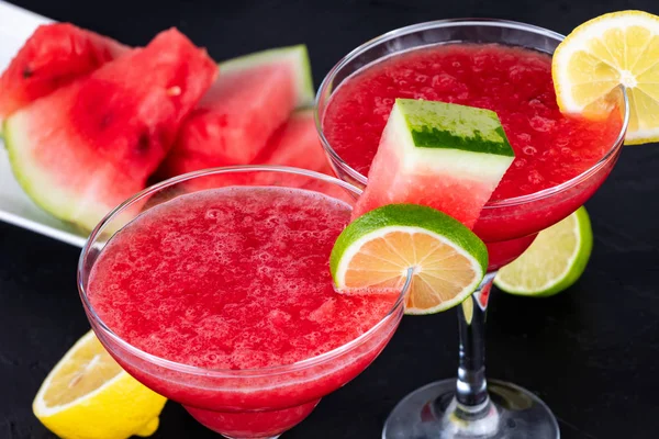 Två Vattenmelon Smoothies Med Skivor Vattenmelon Citron Och Lime Närbild — Stockfoto