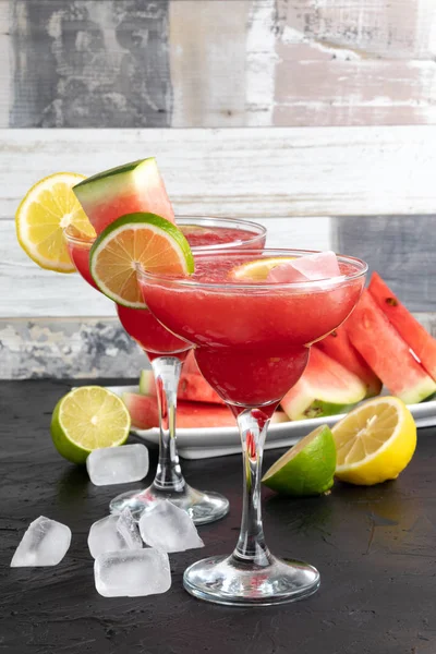 Zwei Wassermelonen Smoothies Mit Zitrone Limette Eis Und Scheiben Wassermelone — Stockfoto