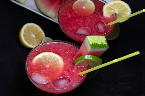 Två Vattenmelon Smoothies Med Citron Lime Och Skivor Vattenmelon — Stockfoto