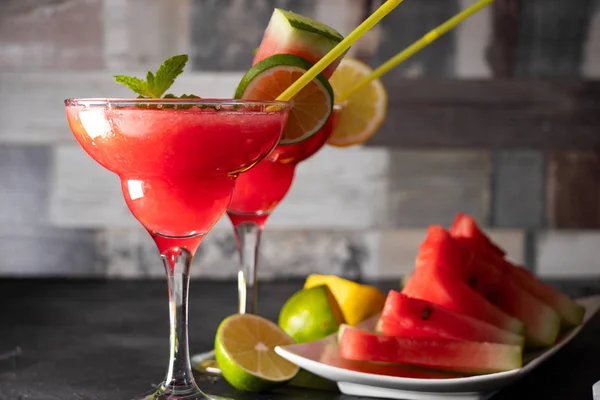 Två Vattenmelon Smoothies Med Citron Lime Och Skivor Vattenmelon — Stockfoto