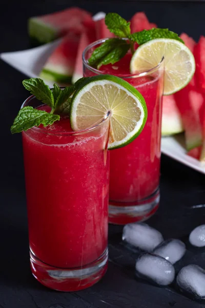Twee Watermeloen Smoothies Met Citroen Limoen Ijs Plakjes Watermeloen — Stockfoto