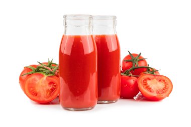 Beyaz arka planda taze domates ile domates suyu iki şişe