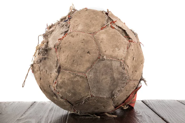 Oude Gescheurde Soccer Ball Witte Achtergrond — Stockfoto