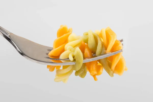 Färgad Pasta Gaffel Närbild Ljusgrå Bakgrund — Stockfoto