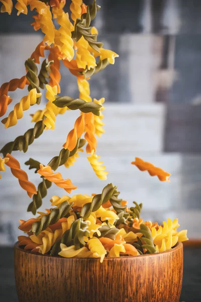 Okokt Pasta Fusilli Faller Träskål Suddig Bakgrund Närbild — Stockfoto