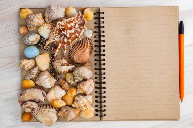 Yaz tatili planları. metniniz için boş not defteri sayfası.