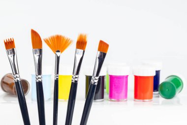Fırçalar ve boya çizim için
