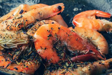 Karidesler tavada baharat ve zeytinyağı ile kızartılır.