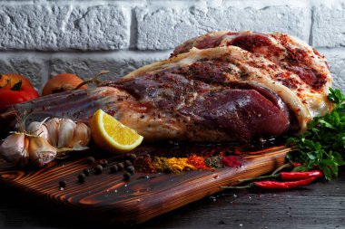 Pişirmeye hazır baharatlı çiğ kuzu bacağı