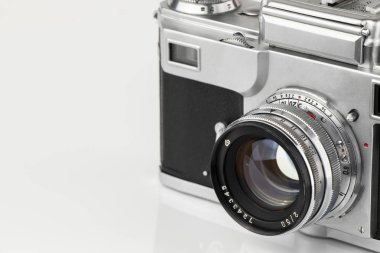 Beyaz arka planda eski vintage film kamera closeup