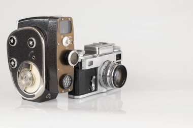 Beyaz arka planda eski vintage fotoğraf ve video kamera