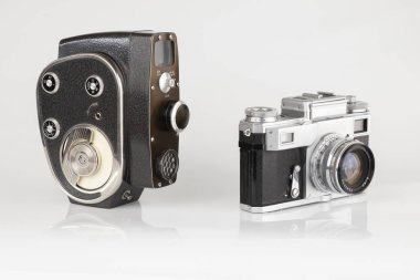 Beyaz arka planda eski vintage fotoğraf ve video kamera