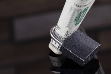 Asma kilit le kilitlenmiş dolar banknotunun kapatılması - Sigorta kavramı, kefalet ve finansal güvenlik