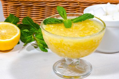 parlak bir ahşap masada nane ile limon reçeli. yakın çekim