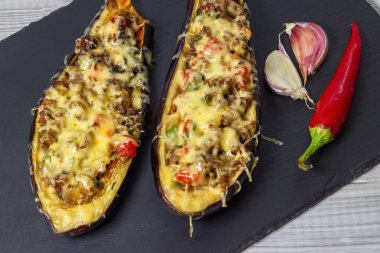 Siyah taş tabakta patlıcan dolması