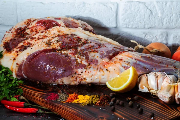 Pişirmeye hazır baharatlı çiğ kuzu bacağı