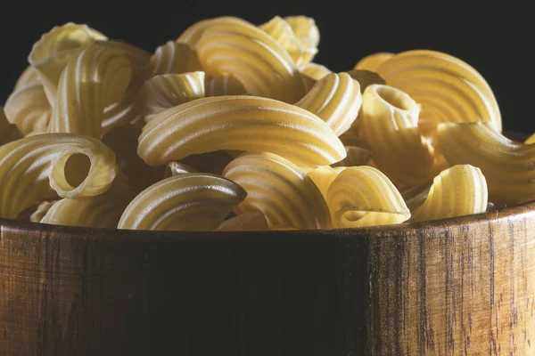 Italienska Pasta Cavatappi Träskål Mörk Bakgrund — Stockfoto