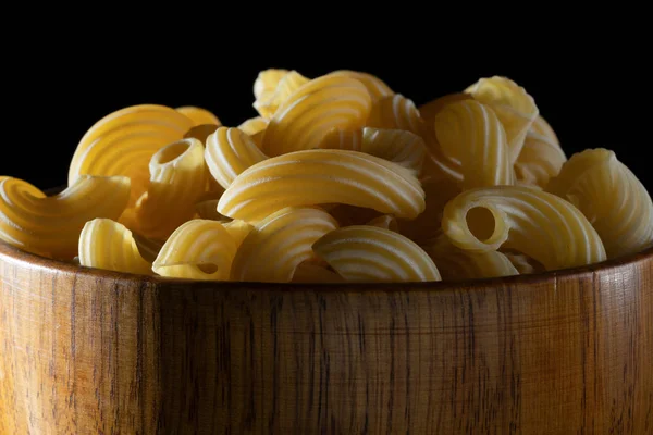 Italienska Pasta Cavatappi Träskål Mörk Bakgrund — Stockfoto