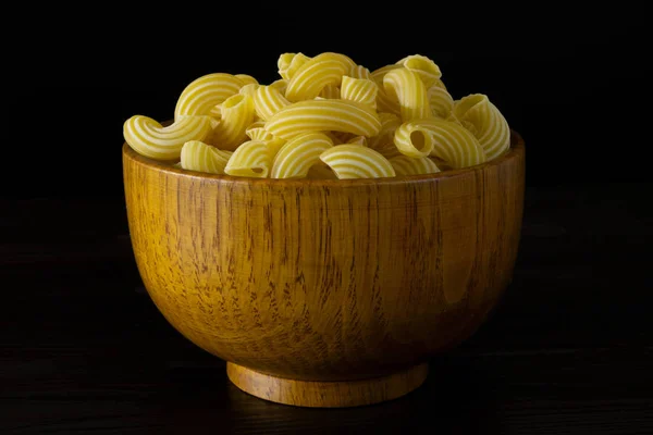 Italienska Pasta Cavatappi Träskål Mörk Bakgrund — Stockfoto