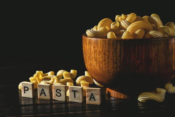 Italienska Pasta Cavatappi Träskål Mörk Bakgrund — Stockfoto