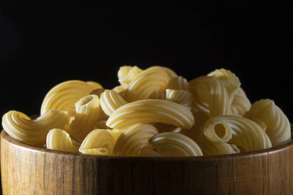 Italienska Pasta Cavatappi Träskål Mörk Bakgrund — Stockfoto