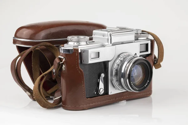 Beyaz arka plan üzerinde deri bir çanta eski vintage fotoğraf makinesi