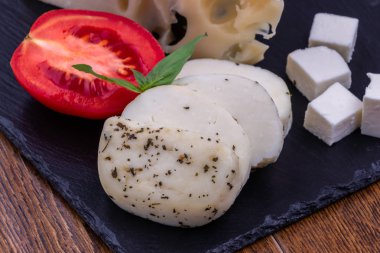 Siyah taş tabakta Halloumi peyniri yakın çekim