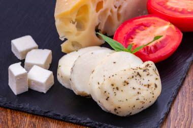 Siyah taş tabakta peynir yakın çekim