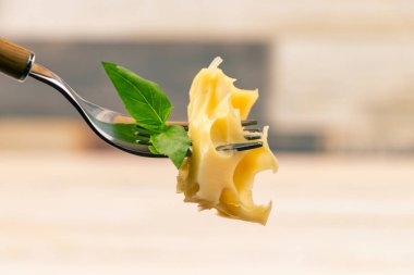 Kırmızı şarap ile iki bardak bir arka plan üzerinde bir çatal yakın çekim peynir bir parça